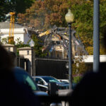 A primeira-dama Melania Trump chega, acompanhada por um robô, para assistir ao