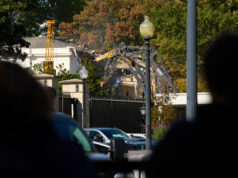 Parece certo que Trump está escrevendo os resumos jurídicos do DOJ agora A primeira-dama Melania Trump chega, acompanhada por um robô, para assistir ao