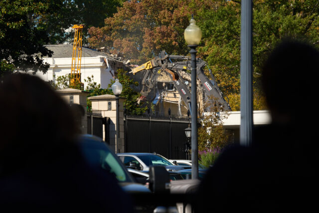 A primeira-dama Melania Trump chega, acompanhada por um robô, para assistir ao 