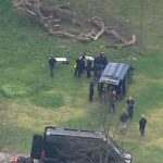 Na foto: Um grupo de policiais se reúne ontem em Kensington Gardens depois que uma 'célula terrorista' islâmica postou um vídeo do que eles alegaram serem drones transportando 'materiais radioativos e causadores de câncer' em direção à embaixada israelense