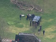 Parque de Londres reabre depois que a polícia investigou ‘vídeo de drones transportando materiais causadores de câncer em direção à embaixada israelense’ Na foto: Um grupo de policiais se reúne ontem em Kensington Gardens depois que uma 'célula terrorista' islâmica postou um vídeo do que eles alegaram serem drones transportando 'materiais radioativos e causadores de câncer' em direção à embaixada israelense