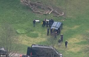 Parque de Londres reabre depois que a polícia investigou ‘vídeo de drones transportando materiais causadores de câncer em direção à embaixada israelense’ Na foto: Um grupo de policiais se reúne ontem em Kensington Gardens depois que uma 'célula terrorista' islâmica postou um vídeo do que eles alegaram serem drones transportando 'materiais radioativos e causadores de câncer' em direção à embaixada israelense