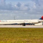 Um passageiro de um voo da Delta Air Lines foi retirado de um avião em Miami após se recusar a encerrar uma ligação antes da decolagem, causando atraso e enfurecendo outros viajantes.