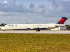 Passageiros da Delta gritam para passageiro que se recusa a desligar o telefone: ‘Saia do avião’ Um passageiro de um voo da Delta Air Lines foi retirado de um avião em Miami após se recusar a encerrar uma ligação antes da decolagem, causando atraso e enfurecendo outros viajantes.