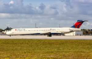 Passageiros da Delta gritam para passageiro que se recusa a desligar o telefone: ‘Saia do avião’ Um passageiro de um voo da Delta Air Lines foi retirado de um avião em Miami após se recusar a encerrar uma ligação antes da decolagem, causando atraso e enfurecendo outros viajantes.