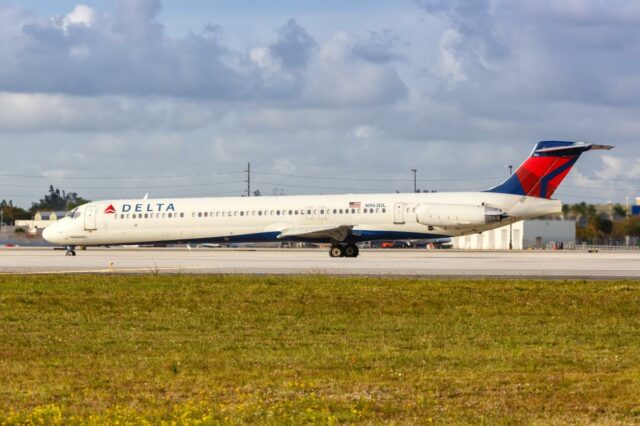 Um passageiro de um voo da Delta Air Lines foi retirado de um avião em Miami após se recusar a encerrar uma ligação antes da decolagem, causando atraso e enfurecendo outros viajantes.