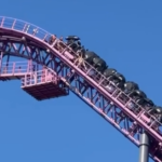 Passageiros presos na montanha-russa do parque temático Gold Coast