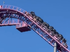 Passageiros presos na montanha-russa do parque temático Gold Coast Passageiros presos na montanha-russa do parque temático Gold Coast