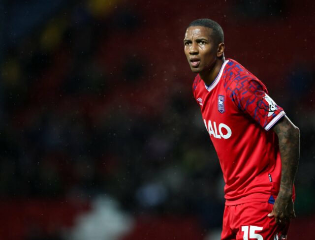 Patrice Evra lidera homenagens enquanto a ex-estrela do Man Utd Ashley Young anuncia aposentadoria
