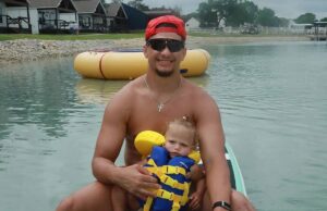 Patrick Mahomes mostra cicatriz intensa no joelho 4 meses após a cirurgia do LCA GettyImages-2248435466 Patrick Mahomes, novembro de 2025