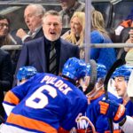 O técnico Patrick Roy do New York Islanders reage durante o primeiro período contra o Philadelphia Flyers na UBS Arena em 3 de abril de 2026 em Elmont, Nova York.