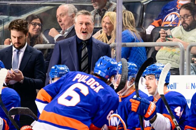 Patrick Roy assume a culpa pelo mau começo dos Islanders O técnico Patrick Roy do New York Islanders reage durante o primeiro período contra o Philadelphia Flyers na UBS Arena em 3 de abril de 2026 em Elmont, Nova York.