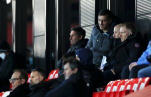 Paul Scholes e Gary Neville discordam de Roy Keane e Ian Wright sobre a previsão de Chelsea x Man Utd Paul Scholes e Gary Neville discordam de Roy Keane e Ian Wright sobre a previsão de Chelsea x Man Utd