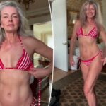 Paulina Porizkova comemora 61º aniversário com biquíni listrado minúsculo