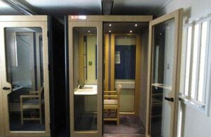 Pedófilos podem gravar histórias de ninar para crianças atrás das grades no estúdio de podcast da prisão O estúdio de podcast do HMP Whatton, onde 70% dos presidiários são criminosos sexuais