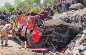 Pelo menos 21 mortos em acidente de ônibus no desfiladeiro da Caxemira Pelo menos 21 mortos em acidente de ônibus no desfiladeiro da Caxemira