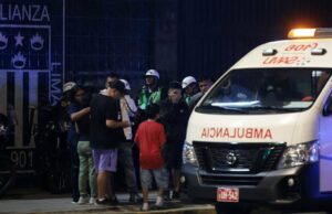 Pelo menos 60 espectadores feridos, 1 morto, em suposto colapso de estádio de futebol 2250408230 Torcedores enfrentam Lionel Messi durante amistoso do Inter Miami contra o Independiente del Valle