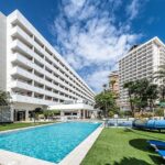 Pelo menos sete pessoas ficaram feridas depois que o teto do hotel Poseidón Palace em Benidorm (foto) desabou sobre os turistas no domingo de Páscoa