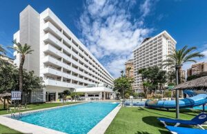 Pelo menos sete feridos após quarto de hotel em Benidorm desabar sobre turistas no domingo de Páscoa Pelo menos sete pessoas ficaram feridas depois que o teto do hotel Poseidón Palace em Benidorm (foto) desabou sobre os turistas no domingo de Páscoa