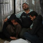 Colonos israelenses estão em um tobogã na vila de Ras Ein al-Auja, na Cisjordânia, ocupada por Israel, em 9 de abril de 2026. Israel prometeu mais ataques contra o Hezbollah em 9 de abril, rejeitando as crescentes demandas internacionais de que a frágil trégua entre os Estados Unidos e o Irã no Golfo seja ampliada para cobrir a guerra no Líbano. (Foto de Ilia YEFIMOVICH/AFP)