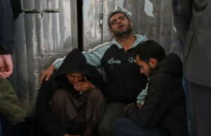 Pelo menos sete palestinos mortos em ataques israelenses em Gaza Colonos israelenses estão em um tobogã na vila de Ras Ein al-Auja, na Cisjordânia, ocupada por Israel, em 9 de abril de 2026. Israel prometeu mais ataques contra o Hezbollah em 9 de abril, rejeitando as crescentes demandas internacionais de que a frágil trégua entre os Estados Unidos e o Irã no Golfo seja ampliada para cobrir a guerra no Líbano. (Foto de Ilia YEFIMOVICH/AFP)