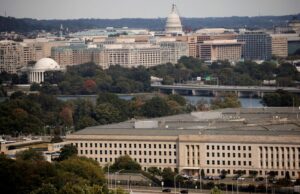 Pentágono aborda montadoras e fabricantes para aumentar a produção de armas, informa o WSJ FOTO DE ARQUIVO: O edifício do Pentágono é visto em Arlington, Virgínia, EUA, em 9 de outubro de 2020. REUTERS/Carlos Barria/Foto de arquivo
