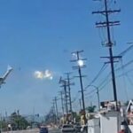 Pequeno avião atinge linhas de energia em Los Angeles