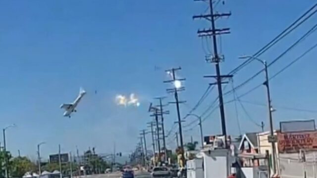 Pequeno avião atinge linhas de energia em Los Angeles
