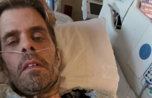Perez Hilton precisa de ‘cirurgia de emergência’ para remover coágulo sanguíneo ‘maciço’ Perez Hilton fará uma cirurgia de emergência após descobrir um enorme coágulo sanguíneo
