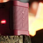 Perfeito para a praia, piscina ou parque, este alto-falante portátil Skullcandy está à venda por apenas US $ 33 no momento