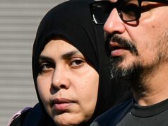 Pergunta arrepiante feita antes de duas meninas jogadas no rio Sydney Hoda Elabady (à esquerda) chega ao Tribunal Distrital de Parramatta, Sydney, terça-feira, 7 de abril de 2026. (AAP Image/Bianca De Marchi)