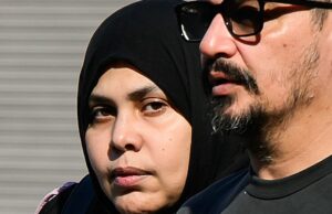 Pergunta arrepiante feita antes de duas meninas jogadas no rio Sydney Hoda Elabady (à esquerda) chega ao Tribunal Distrital de Parramatta, Sydney, terça-feira, 7 de abril de 2026. (AAP Image/Bianca De Marchi)