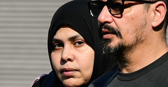 Hoda Elabady (à esquerda) chega ao Tribunal Distrital de Parramatta, Sydney, terça-feira, 7 de abril de 2026. (AAP Image/Bianca De Marchi)