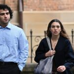 Charlotte MacInnes (à direita) durante intervalo no Tribunal Federal da Austrália, em Sydney, quinta-feira, 23 de abril de 2026. (AAP Image/Bianca De Marchi) SEM ARQUIVO