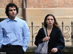 Perguntam a Rebel Wilson ‘você acabou de inventar isso?’ enquanto ela entra no banco das testemunhas no julgamento por difamação de Charlotte MacInnes Charlotte MacInnes (à direita) durante intervalo no Tribunal Federal da Austrália, em Sydney, quinta-feira, 23 de abril de 2026. (AAP Image/Bianca De Marchi) SEM ARQUIVO