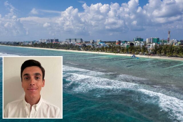 Um jovem de cabelos escuros vestindo uma camisa branca.