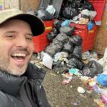 Robb McGeary, 43 anos, pensou que estava agindo de forma responsável quando jogou um envelope no lixo do lado de fora de seu complexo de apartamentos em Ealing, oeste de Londres.