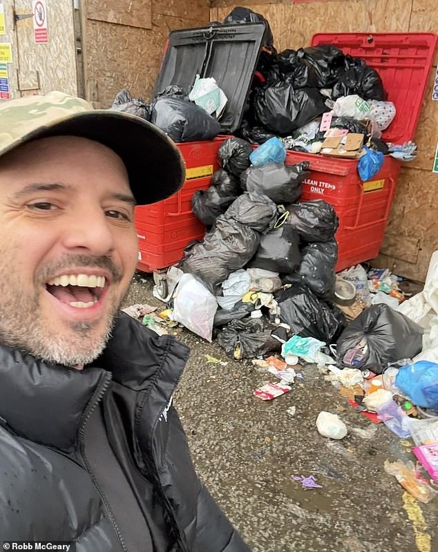 Personal trainer, 43 anos, saiu 'furioso' depois que o conselho Robb McGeary, 43 anos, pensou que estava agindo de forma responsável quando jogou um envelope no lixo do lado de fora de seu complexo de apartamentos em Ealing, oeste de Londres.