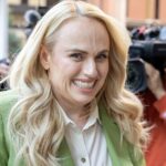 Rebel Wilson chega à Justiça Federal na quarta-feira, 29 de abril de 2026.