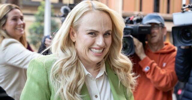 Rebel Wilson chega à Justiça Federal na quarta-feira, 29 de abril de 2026.