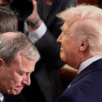 O presidente Donald Trump, ao lado do presidente da Suprema Corte, John Roberts, chega para fazer o discurso sobre o Estado da União no Capitólio dos EUA em 24 de fevereiro de 2026.