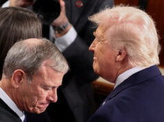 Pesquisa: A maioria dos americanos acredita que a Suprema Corte evita decidir contra Trump O presidente Donald Trump, ao lado do presidente da Suprema Corte, John Roberts, chega para fazer o discurso sobre o Estado da União no Capitólio dos EUA em 24 de fevereiro de 2026.