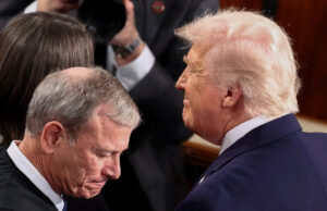Pesquisa: A maioria dos americanos acredita que a Suprema Corte evita decidir contra Trump O presidente Donald Trump, ao lado do presidente da Suprema Corte, John Roberts, chega para fazer o discurso sobre o Estado da União no Capitólio dos EUA em 24 de fevereiro de 2026.