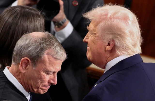 O presidente Donald Trump, ao lado do presidente da Suprema Corte, John Roberts, chega para fazer o discurso sobre o Estado da União no Capitólio dos EUA em 24 de fevereiro de 2026.