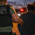 Pesquisa: Quase um terço dos eleitores registrados dizem que todos os imigrantes ilegais deveriam ser deportados