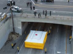 Pessoa ameaçando pular congela o tráfego da rodovia 101 por horas enquanto a SWAT e o LAPD descem Vista aérea de uma passagem subterrânea de uma rodovia com amortecedores amarelos e caminhões de bombeiros, indicando um incidente.