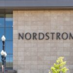 COLÔNIA, ALEMANHA - 25 DE MARÇO: Martina Maturi usando vestido branco, cinto de couro Dior marrom, bolsa Dior Bobby marrom e tamancos Monogramm em 25 de março de 2021 em Colônia, Alemanha. (Foto de Jeremy Moeller/Getty Images)