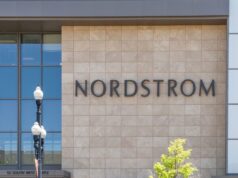 Pessoas livres, Spanx e muito mais itens básicos da ‘It’ Girl estão se escondendo na grande promoção da Nordstrom COLÔNIA, ALEMANHA - 25 DE MARÇO: Martina Maturi usando vestido branco, cinto de couro Dior marrom, bolsa Dior Bobby marrom e tamancos Monogramm em 25 de março de 2021 em Colônia, Alemanha. (Foto de Jeremy Moeller/Getty Images)