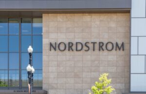 Pessoas livres, Spanx e muito mais itens básicos da ‘It’ Girl estão se escondendo na grande promoção da Nordstrom COLÔNIA, ALEMANHA - 25 DE MARÇO: Martina Maturi usando vestido branco, cinto de couro Dior marrom, bolsa Dior Bobby marrom e tamancos Monogramm em 25 de março de 2021 em Colônia, Alemanha. (Foto de Jeremy Moeller/Getty Images)