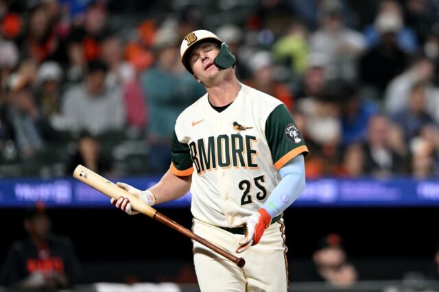 Pete Alonso frustrado com sua lenta 'inaceitável' largada no Orioles O jogador do Baltimore Orioles, Pete Alonso, reagindo após ser eliminado.